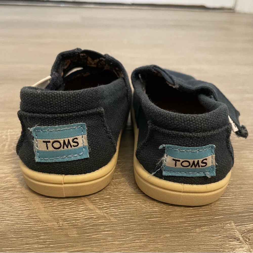 TOMS Classic Canvas Shoe in Navy, Toddler size 4 (see size chart) - Picture 4 of 6